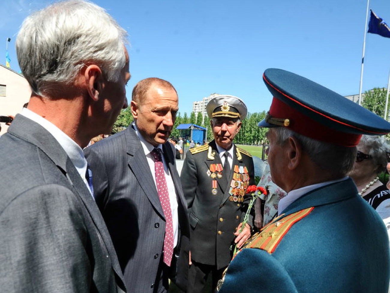 В Киеве ветеранов угощали солдатской кашей и фронтовыми «Сто грамм», 8 мая 2013г.