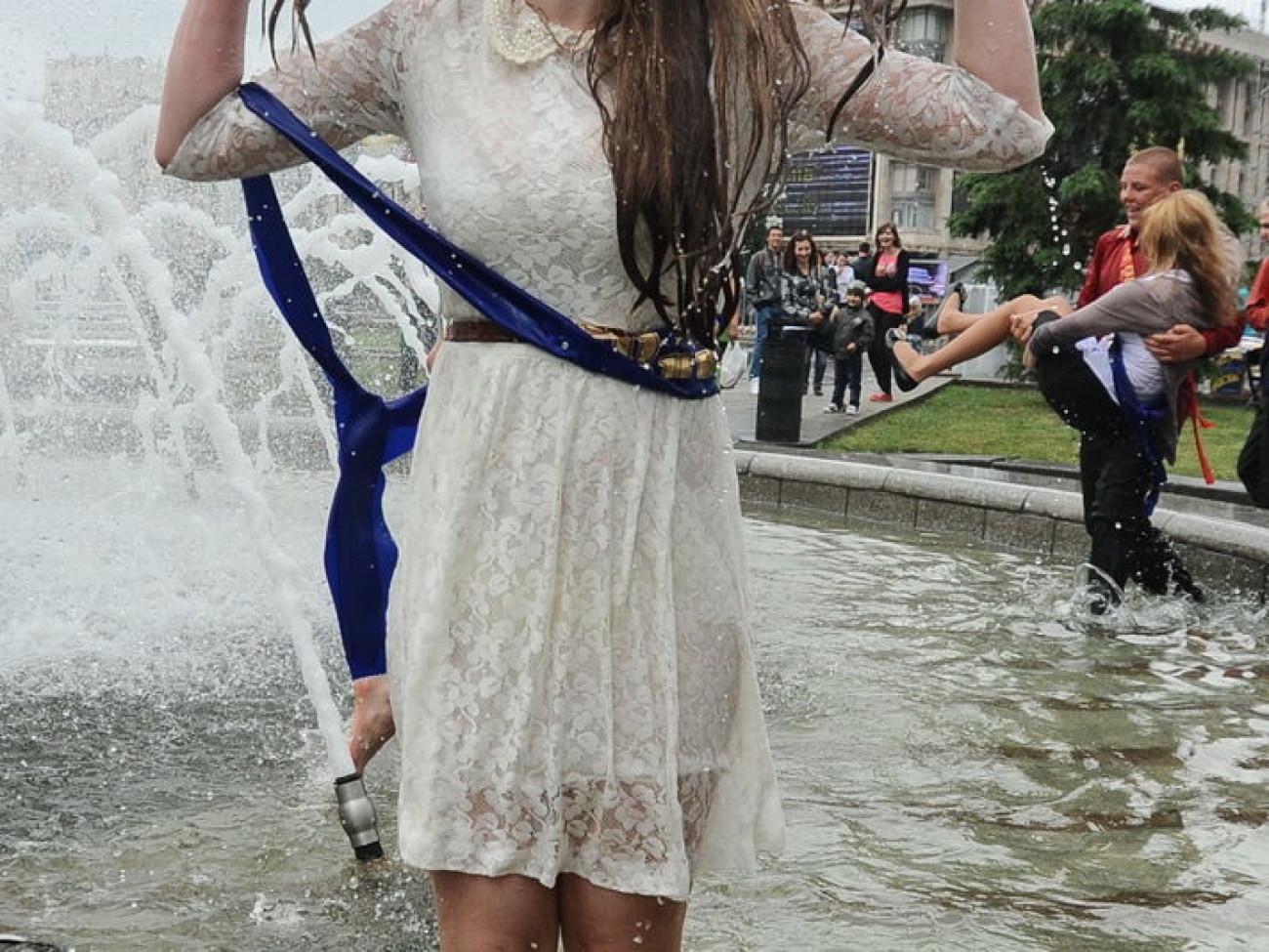 В этом году купание выпускников в фонтанах было гламурным&#8230; с пенкой