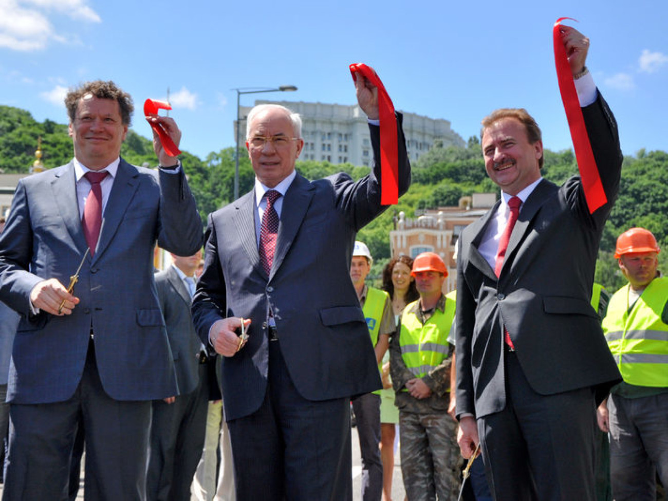 Премьер-министр Украины Николай Азаров принял участие в открытии эстакады на Почтовой площади