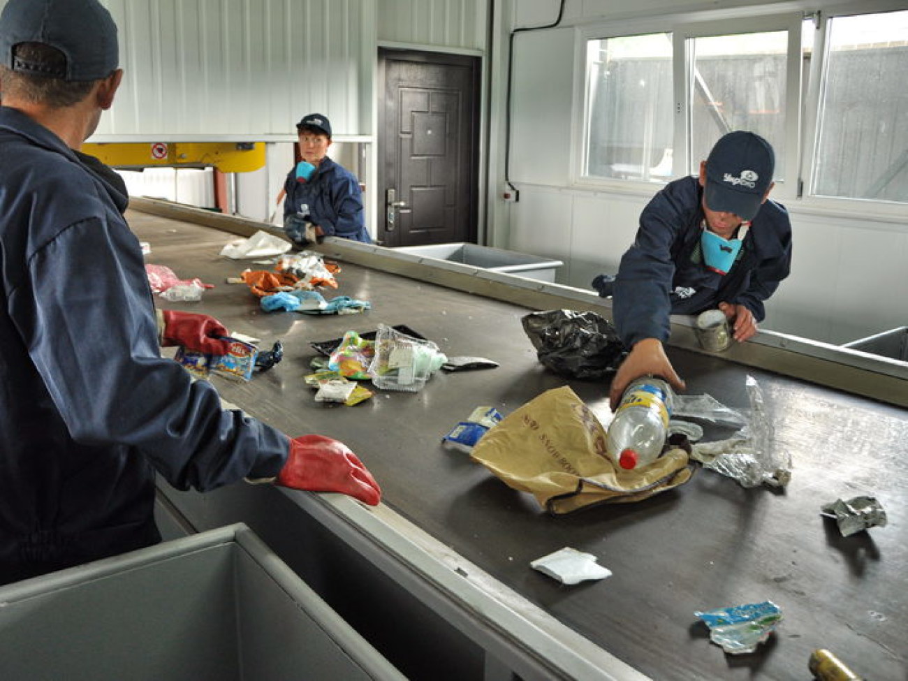 Журналистам показали как сортируют отходы, 6 июня 2013г.