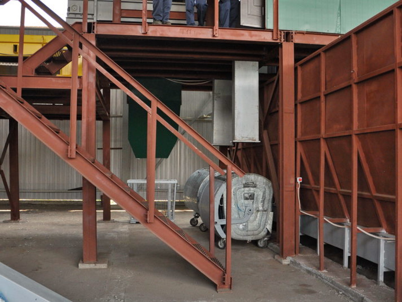 Журналистам показали как сортируют отходы, 6 июня 2013г.