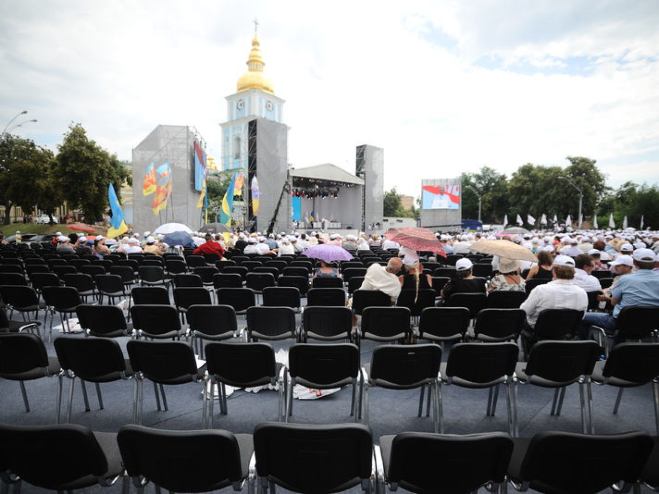 Пустые кресла и &#171;булава&#187; Яценюку: &#171;объединительный&#187; съезд оппозиции собрал не более 3 тыс. человек