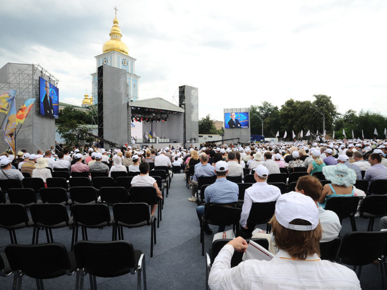 Пустые кресла и &#171;булава&#187; Яценюку: &#171;объединительный&#187; съезд оппозиции собрал не более 3 тыс. человек