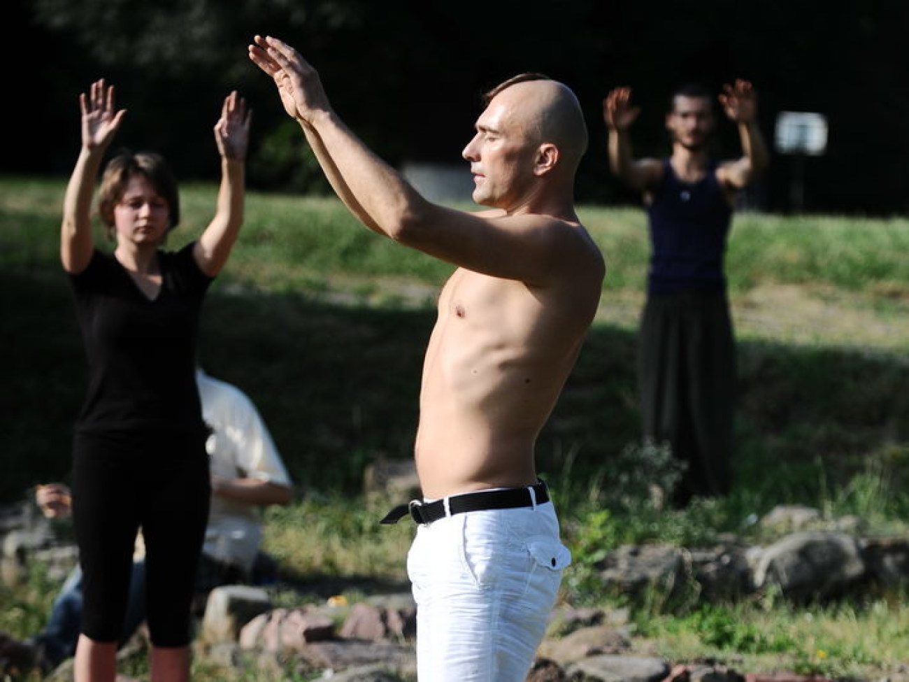 Йога салют Солнцу: любители йоги отметили летнее солнцестояние