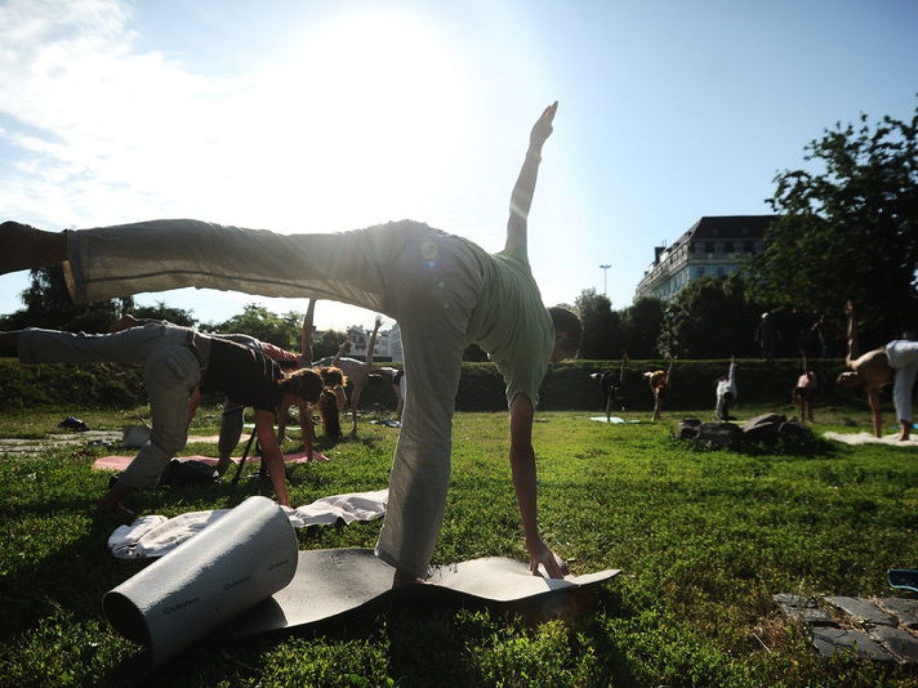 Йога салют Солнцу: любители йоги отметили летнее солнцестояние