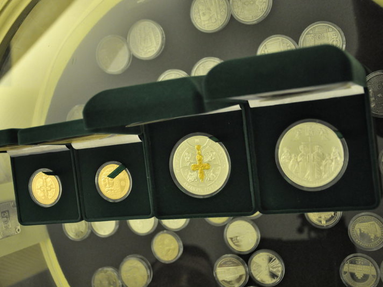 Нацбанк представил монету «1025-летия крещения Киевской Руси», 3 июля 2013г.