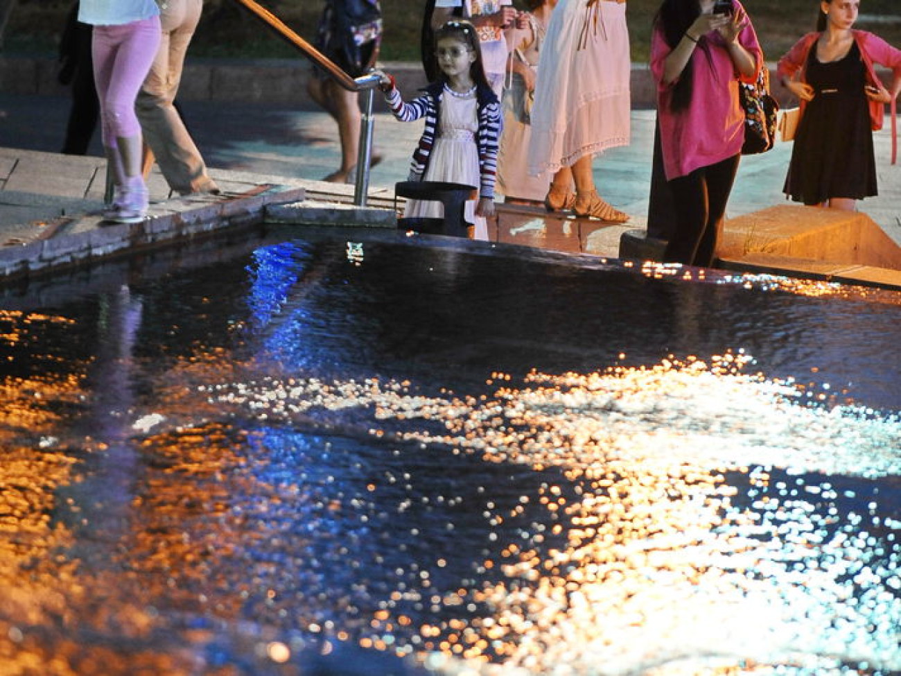 Сезон купания в столичных фонтанах в разгаре