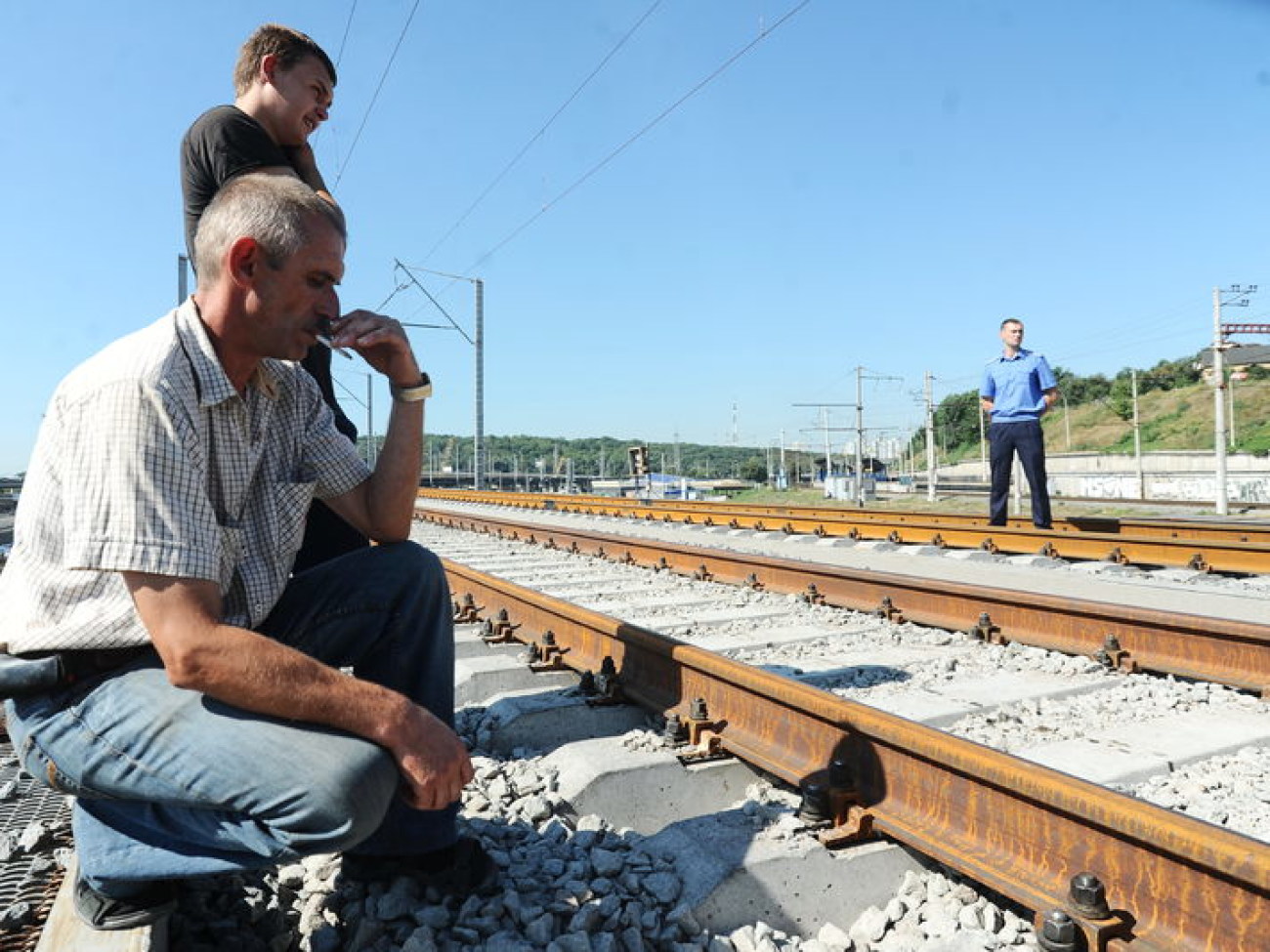 В Киеве железнодорожники перекрыли мост на Выдубичах