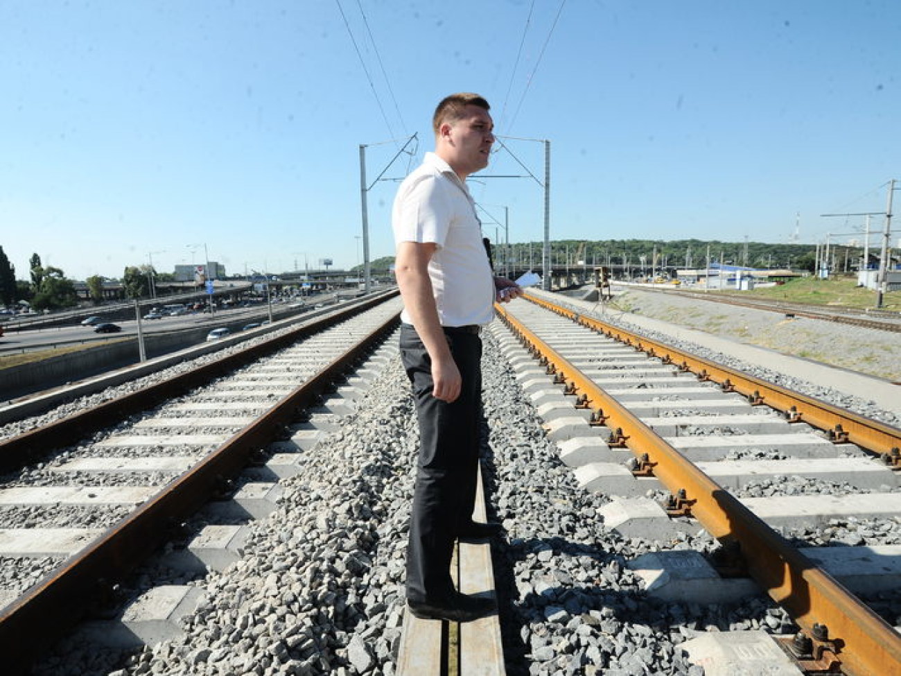 В Киеве железнодорожники перекрыли мост на Выдубичах