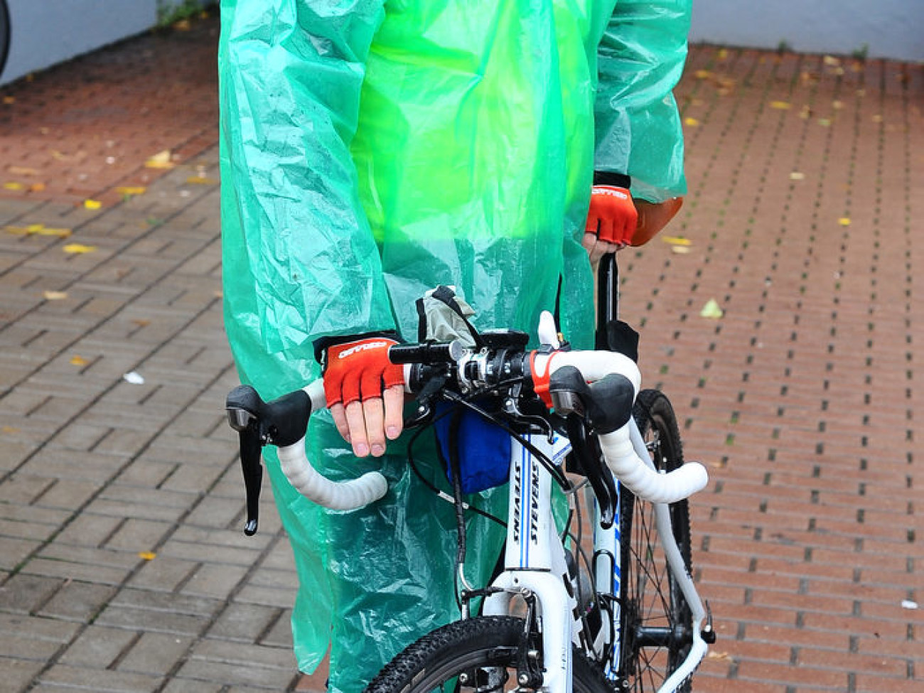 Пижама, дождевик, резиновые сапоги и велосипед: ​​Киеве состоялся необычный Велопарад