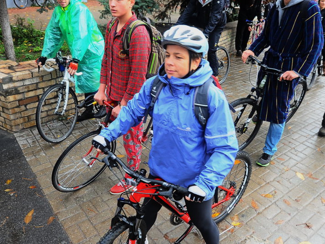Пижама, дождевик, резиновые сапоги и велосипед: ​​Киеве состоялся необычный Велопарад