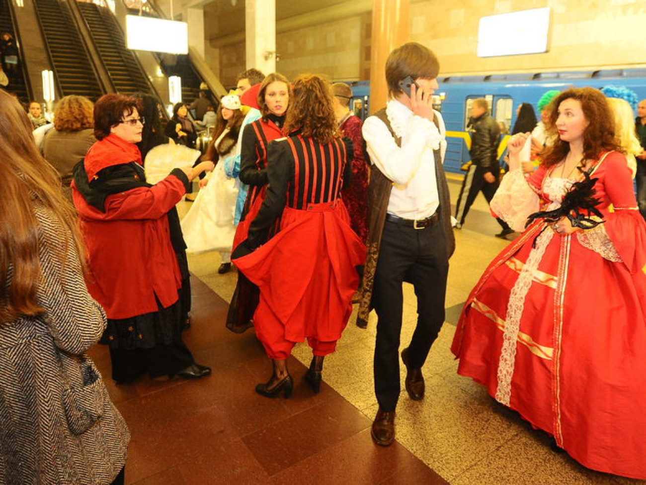 Карнавал в метро: в Киеве стартовал Международный фестиваль народных театров