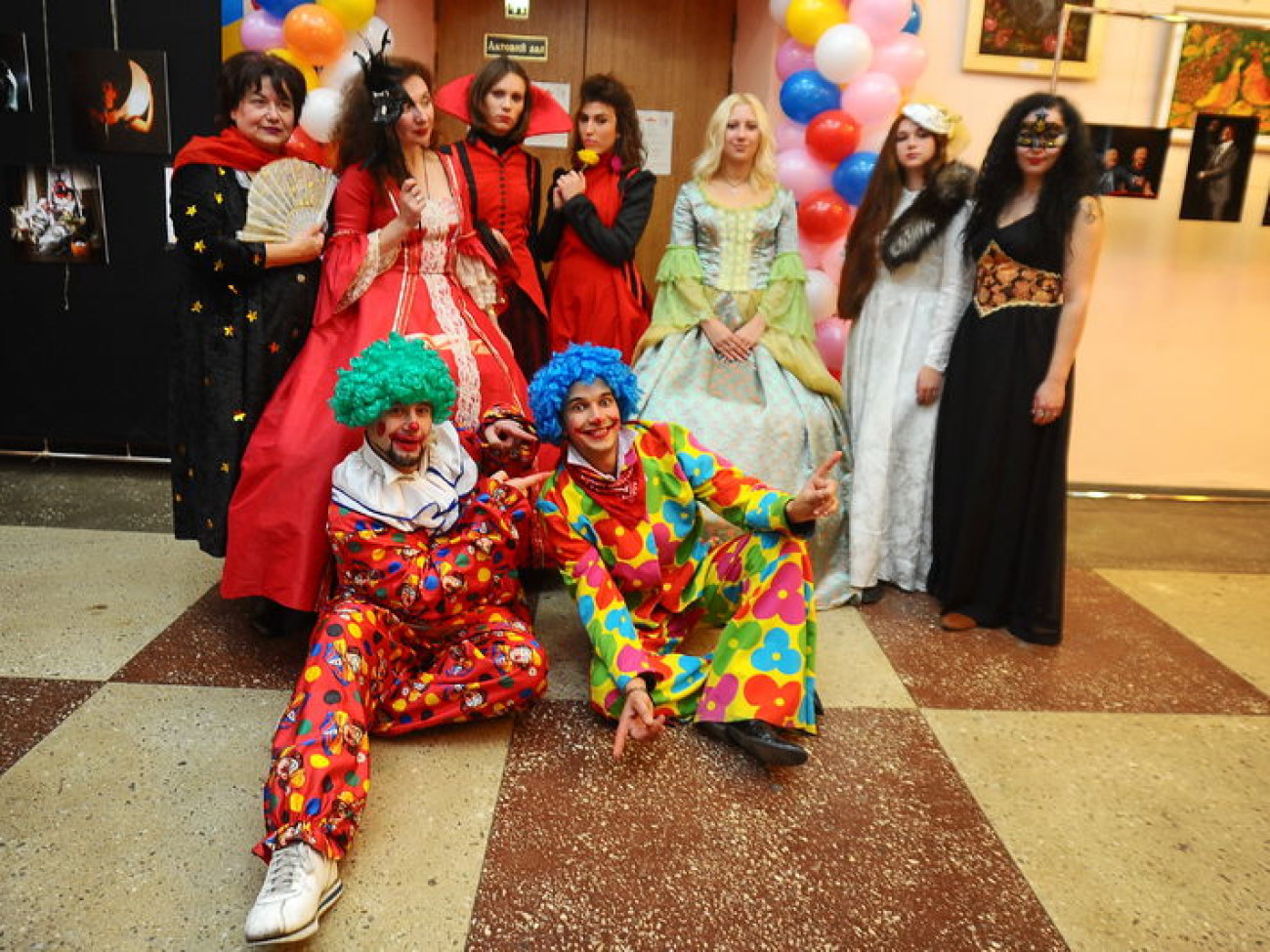 Карнавал в метро: в Киеве стартовал Международный фестиваль народных театров