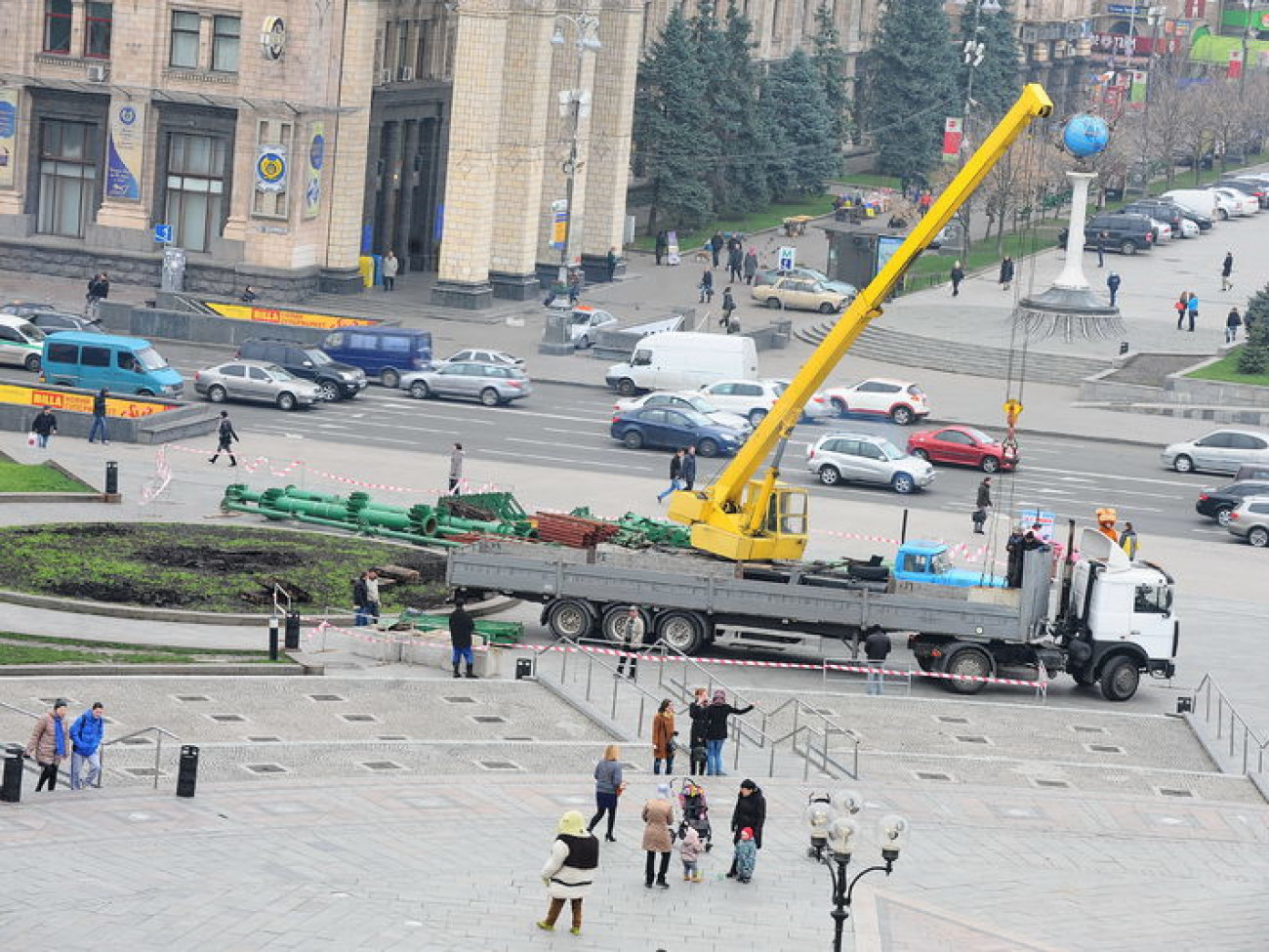 В Киеве начали устанавливать елку, 13 ноября 2013г.