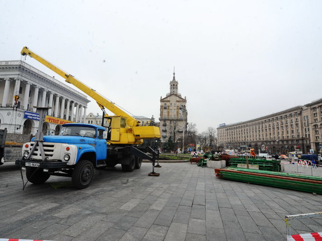 В Киеве начали устанавливать елку, 13 ноября 2013г.