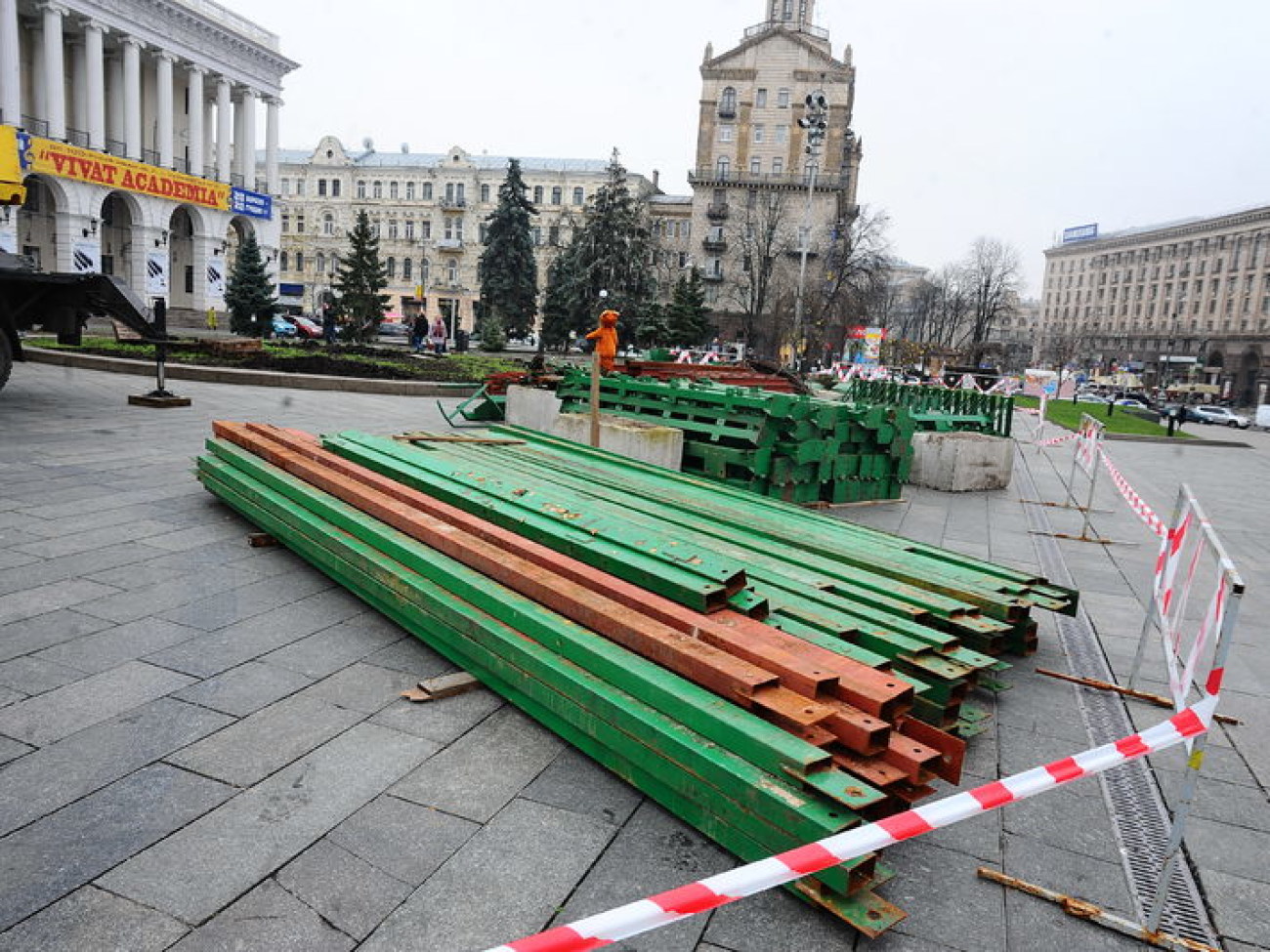 В Киеве начали устанавливать елку, 13 ноября 2013г.