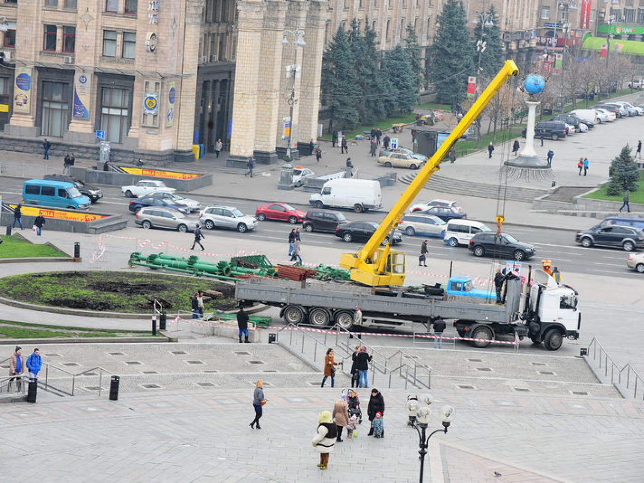 В Киеве начали устанавливать елку, 13 ноября 2013г.