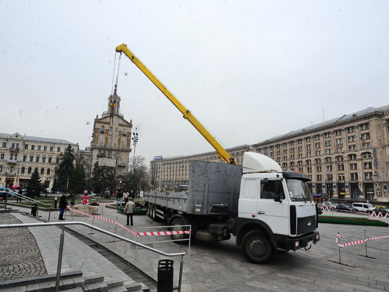 В Киеве начали устанавливать елку, 13 ноября 2013г.