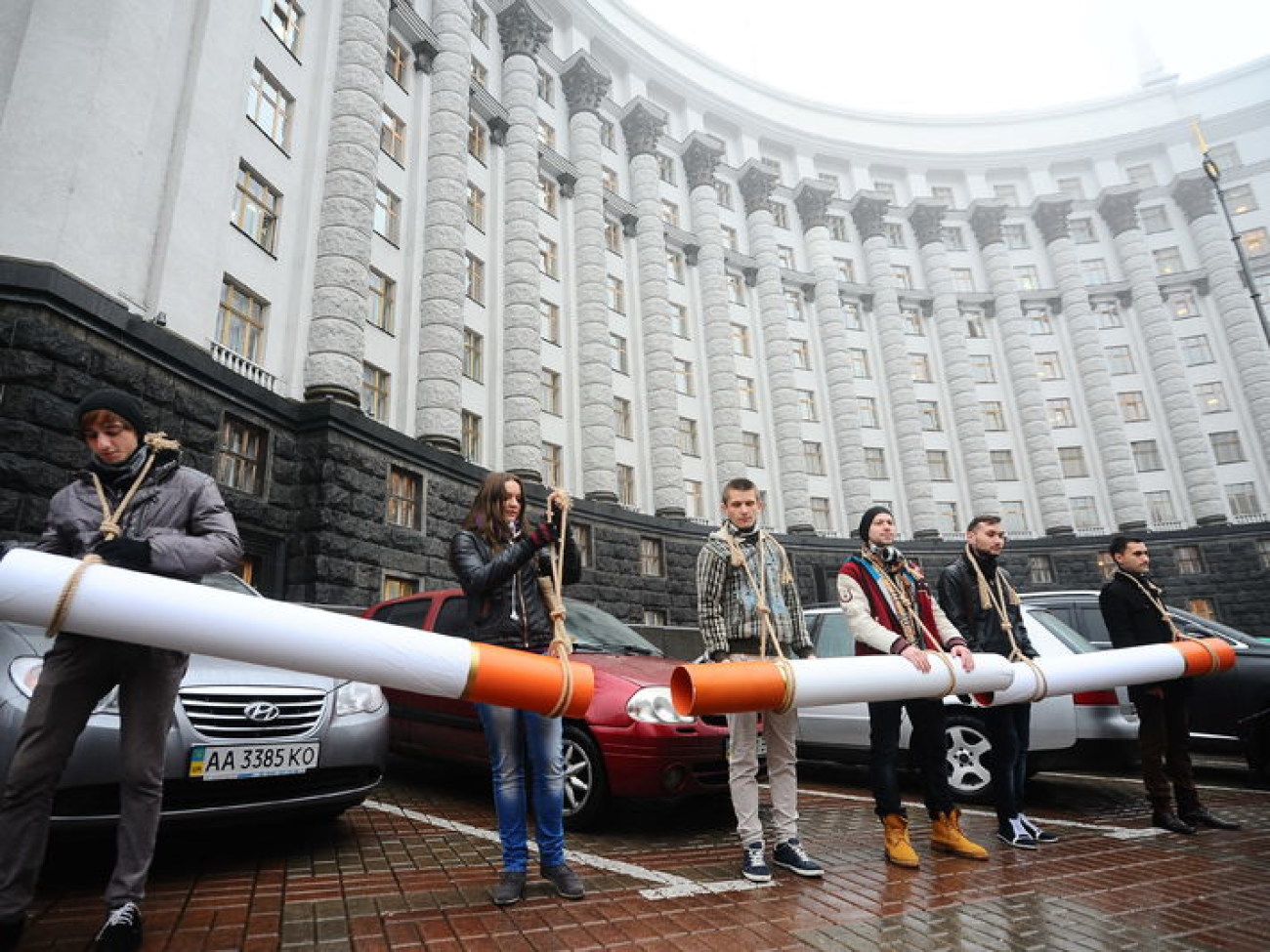 Во Всемирный День отказа от курения министрам принесли большую сигарету, 21 ноября 2013г.