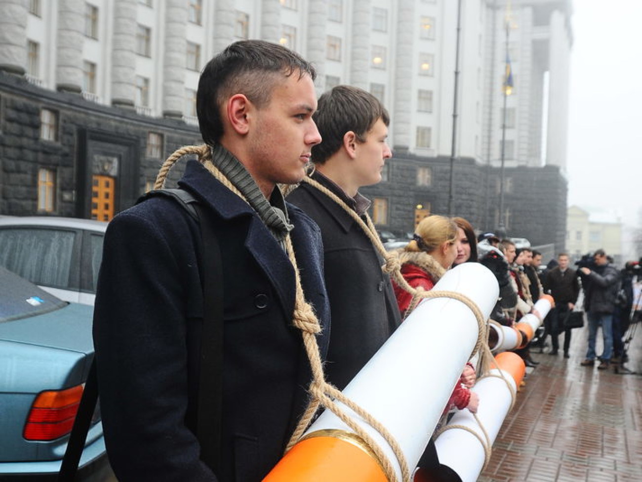 Во Всемирный День отказа от курения министрам принесли большую сигарету, 21 ноября 2013г.