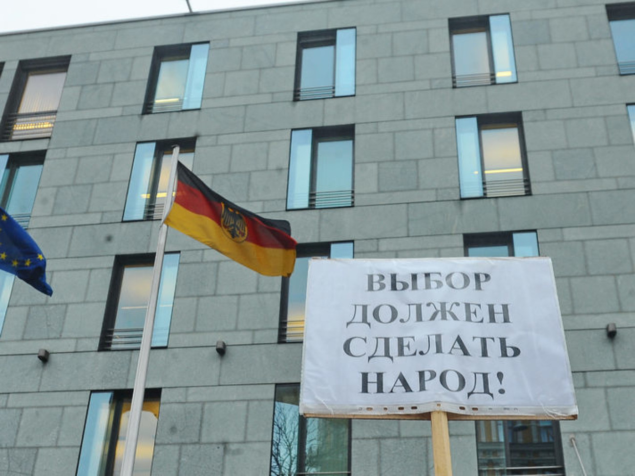 Коммунисты пикетировали посольства Германии и Франции