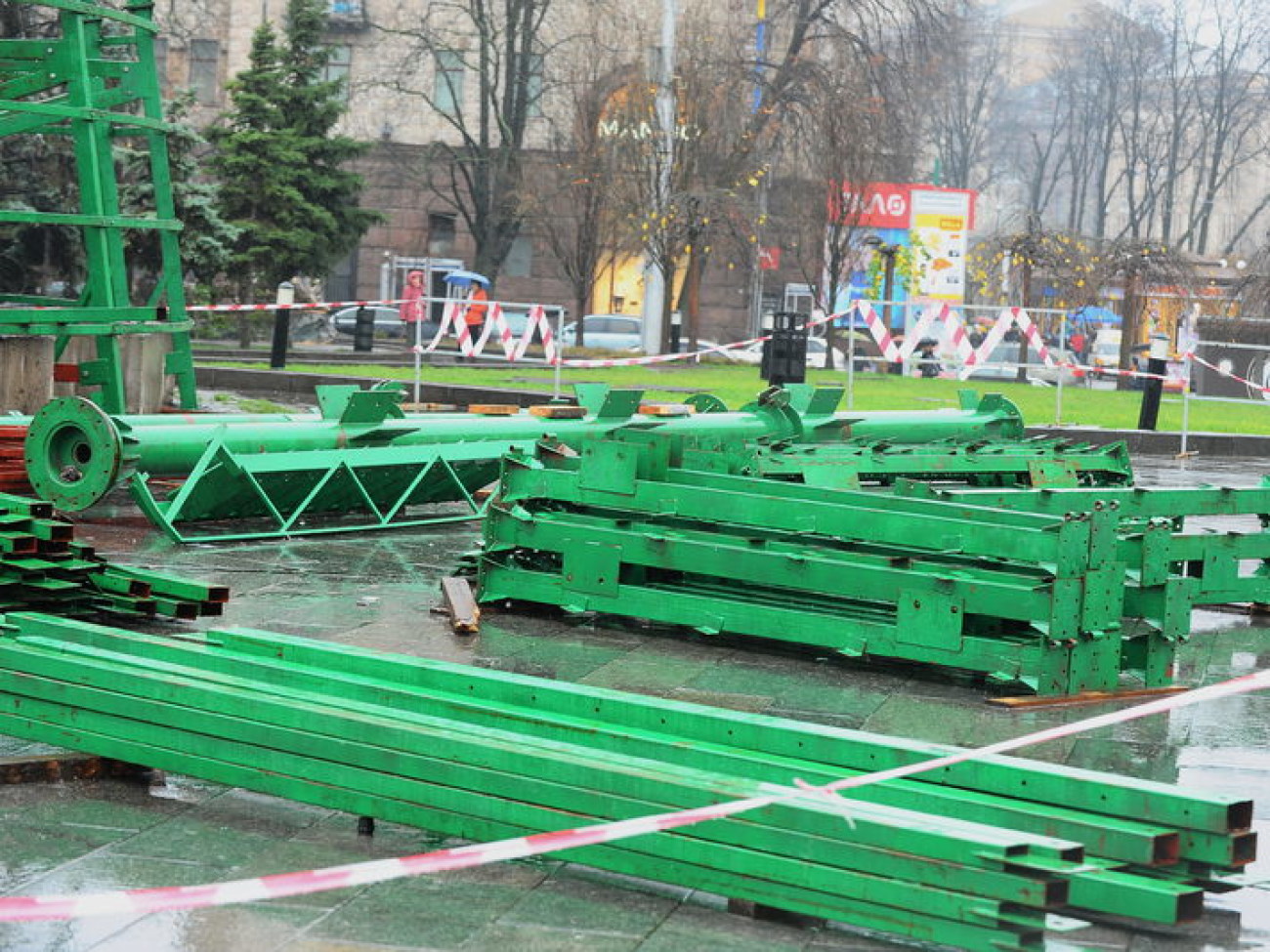 Елку на Майдане Независимости собирают по плану&#8230; &#171;Евромайдан&#187; &#8212; не помеха, 22 ноября 2013г.