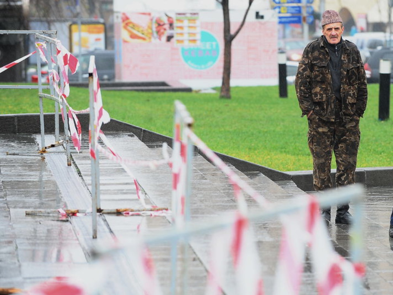 Елку на Майдане Независимости собирают по плану&#8230; &#171;Евромайдан&#187; &#8212; не помеха, 22 ноября 2013г.