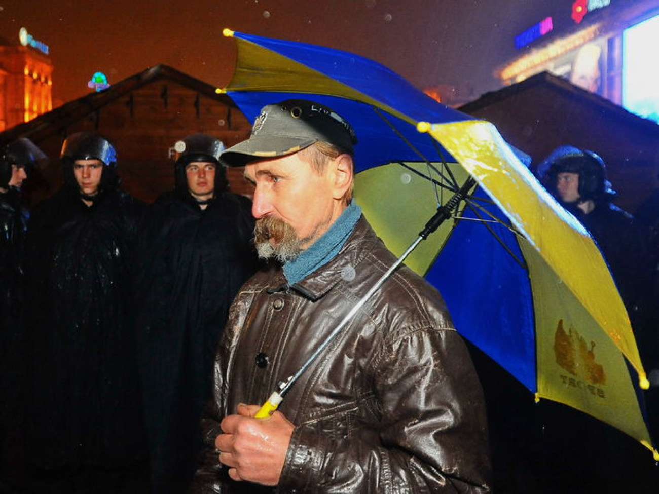 Вечерний Евро-Майдан: люди под дождем и политики с листовками, 22 ноября 2013г.