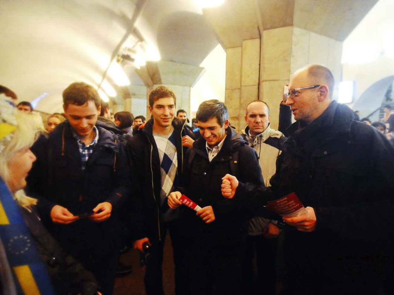 Вечерний Евро-Майдан: люди под дождем и политики с листовками, 22 ноября 2013г.