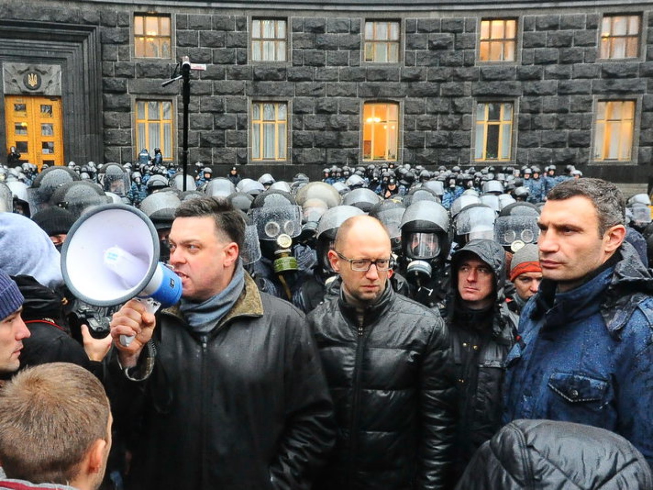 Под Кабмином снова газ, 25 ноября 2013г.