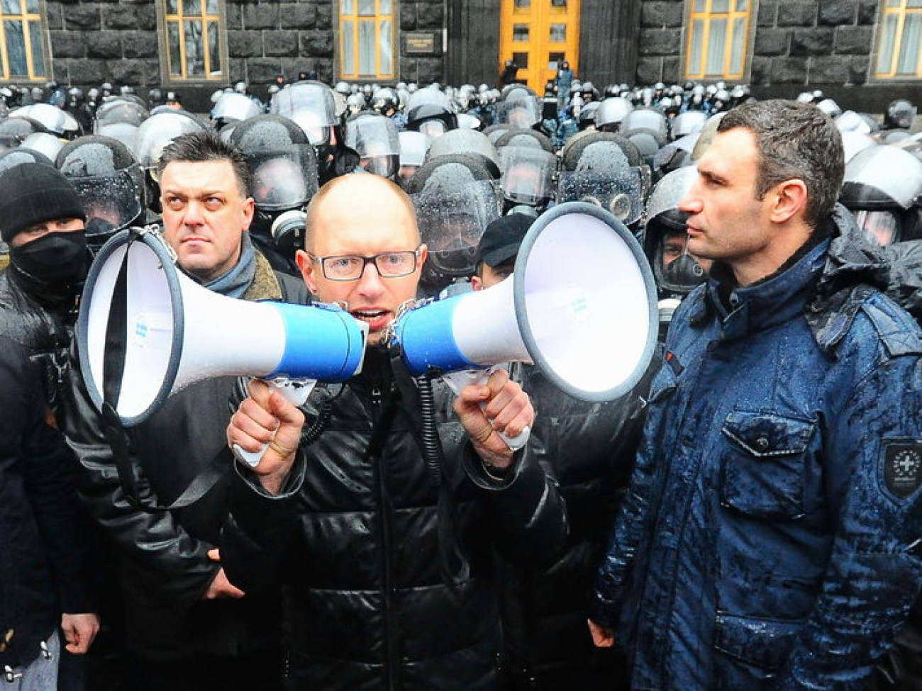 Под Кабмином снова газ, 25 ноября 2013г.