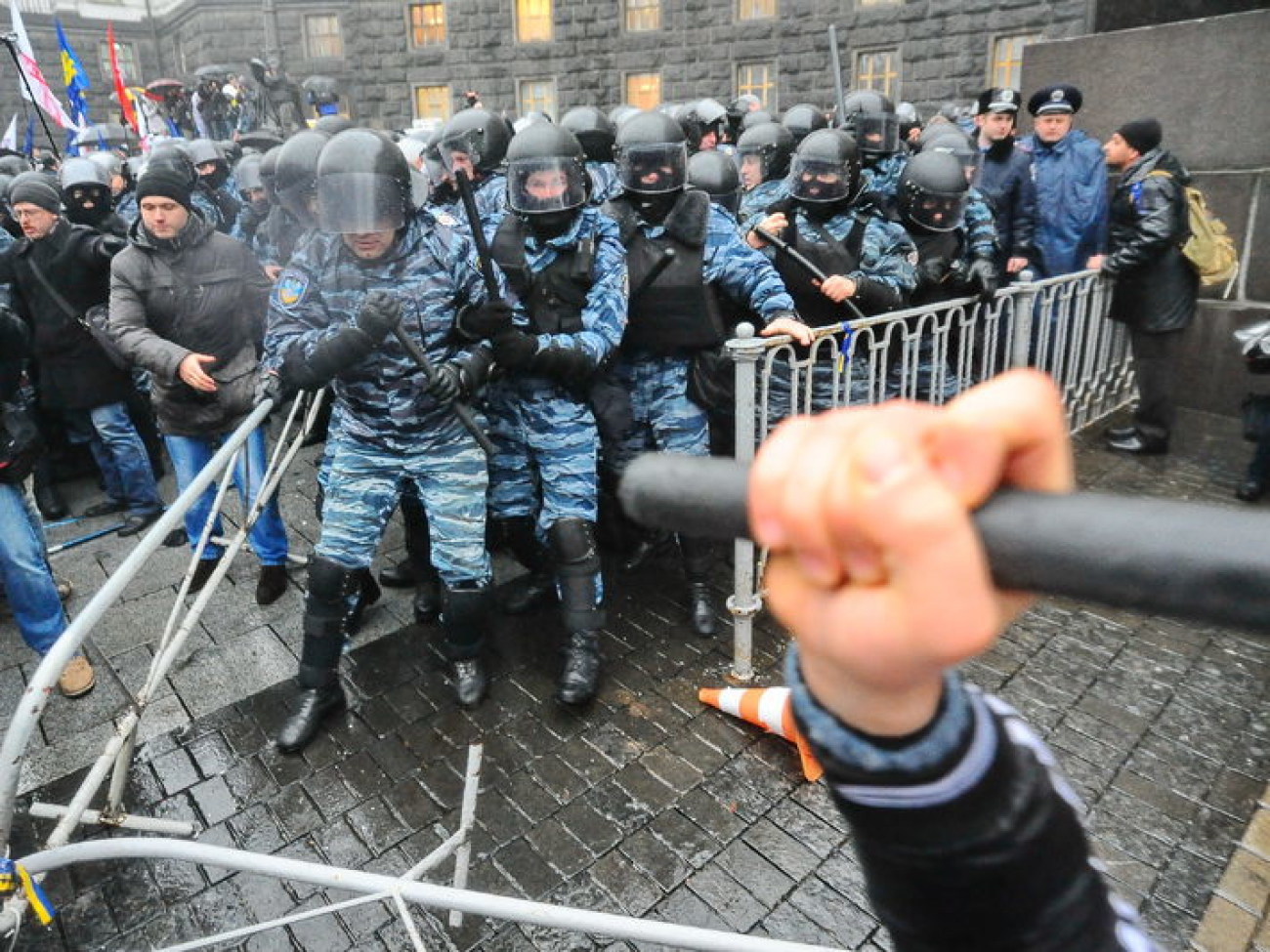 Под Кабмином снова газ, 25 ноября 2013г.