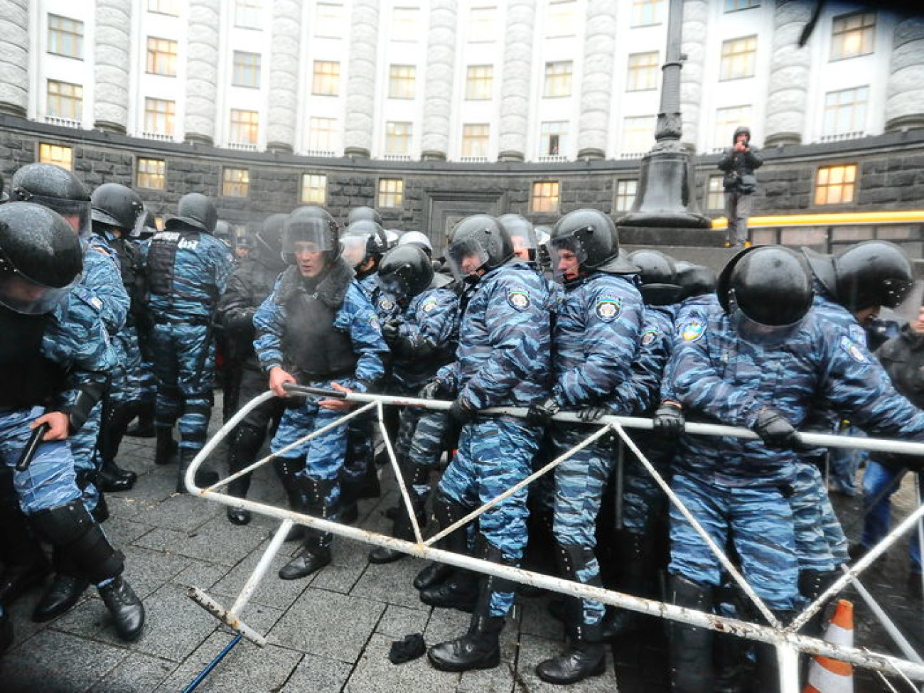 Под Кабмином снова газ, 25 ноября 2013г.