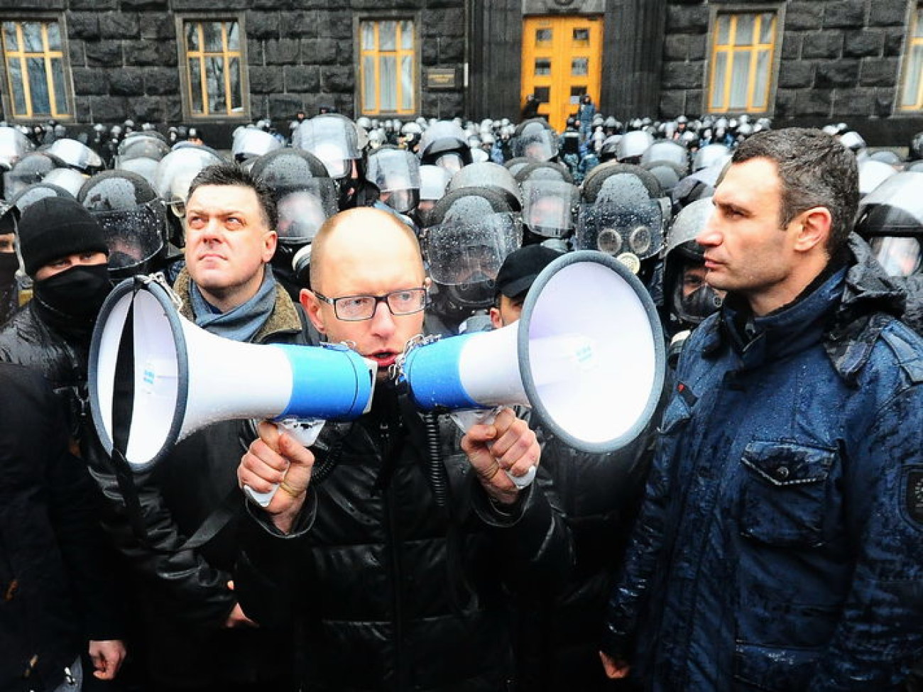 Под Кабмином снова газ, 25 ноября 2013г.