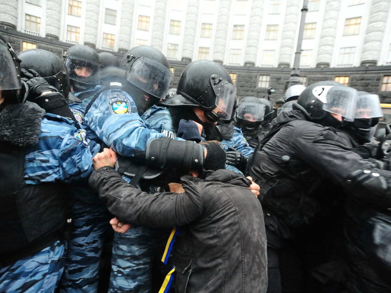 Под Кабмином снова газ, 25 ноября 2013г.