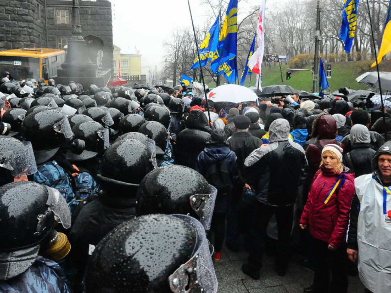 Под Кабмином снова газ, 25 ноября 2013г.