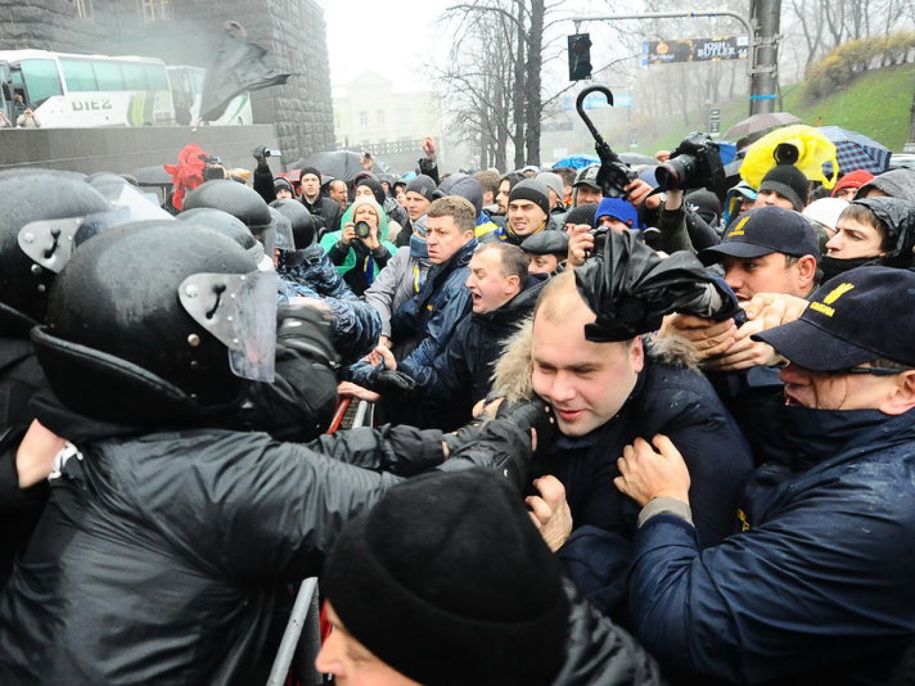 Под Кабмином снова газ, 25 ноября 2013г.