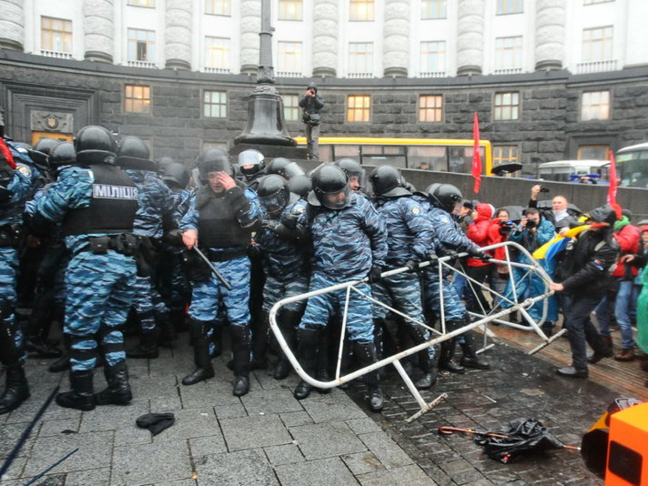 Под Кабмином снова газ, 25 ноября 2013г.