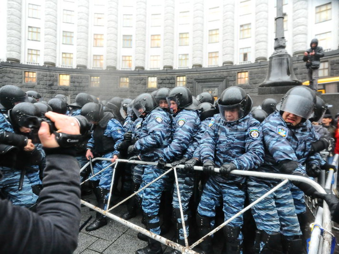 Под Кабмином снова газ, 25 ноября 2013г.