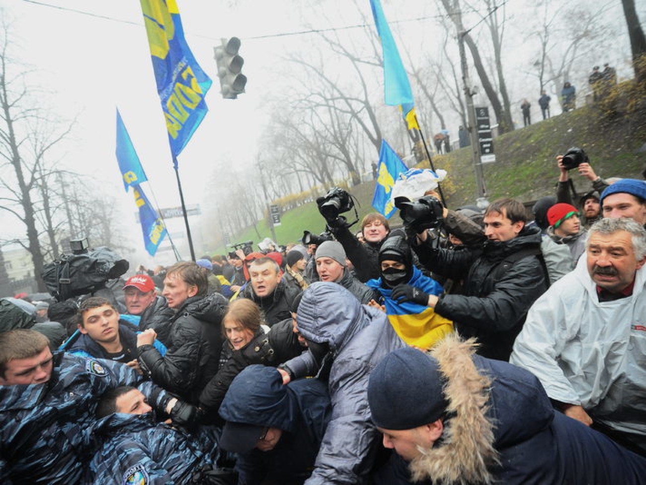 Под Кабмином снова газ, 25 ноября 2013г.