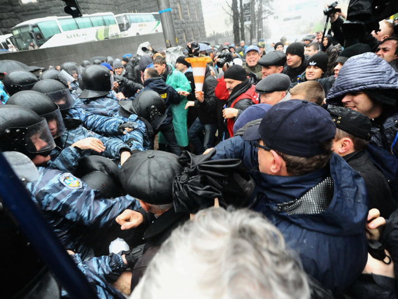 Под Кабмином снова газ, 25 ноября 2013г.