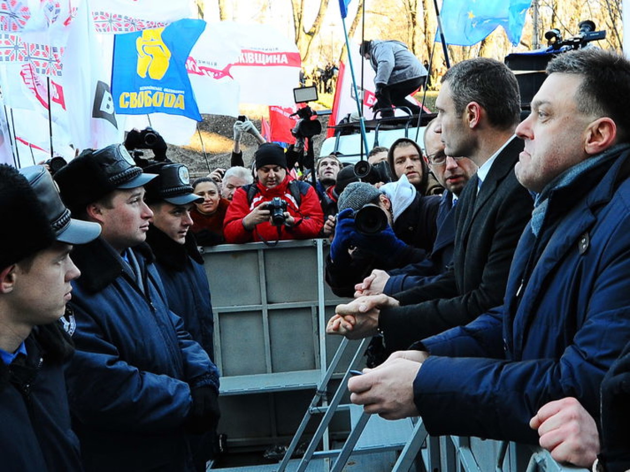 Лидеров оппозиции не пустили в Кабмин, 27 ноября 2013г.