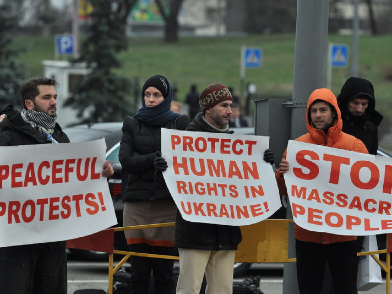 Заседание Совета министров ОБСЕ сопровождала акция протеста против разгона мирных демонстраций в Киеве, 5 декабря 2013г.