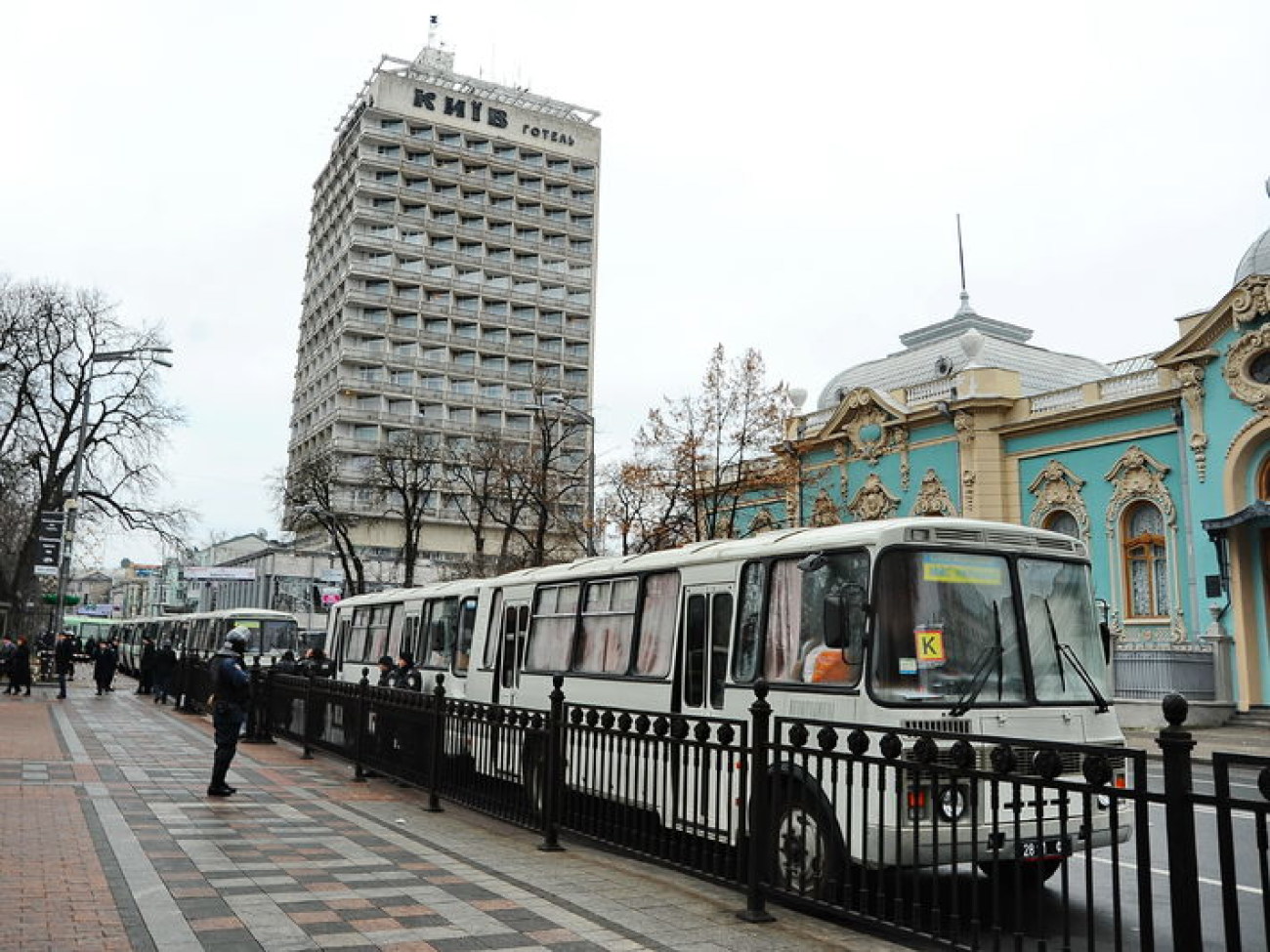 Митинг Партии регионов охраняет милиция, 5 декабря 2013г.