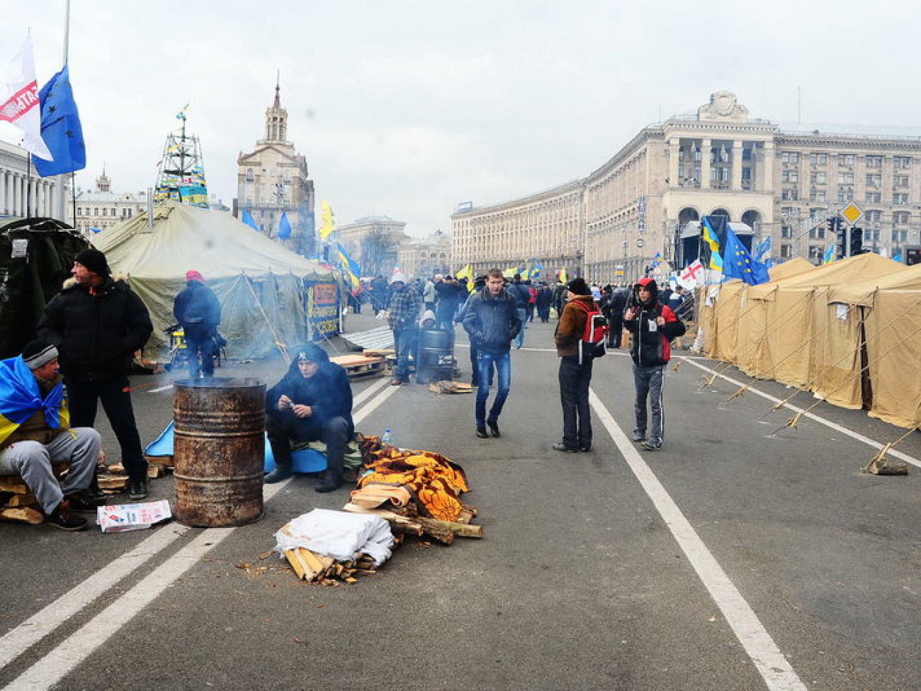 На Майдане появились листовки с именами судей, осудивших митингующих, 5 декабря 2013г.