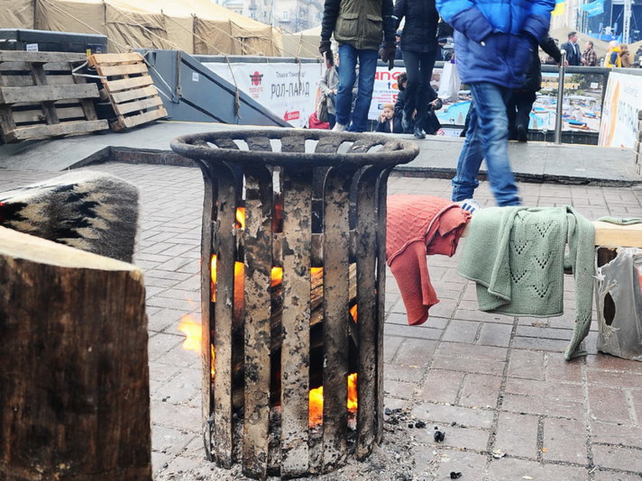 На Майдане появились листовки с именами судей, осудивших митингующих, 5 декабря 2013г.