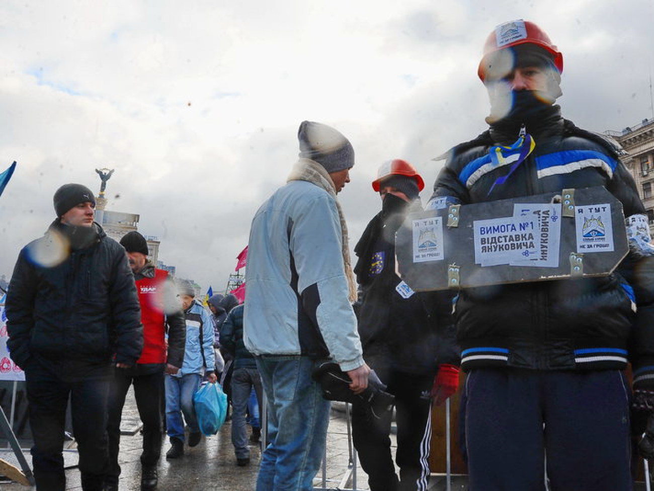 На Майдане появились листовки с именами судей, осудивших митингующих, 5 декабря 2013г.