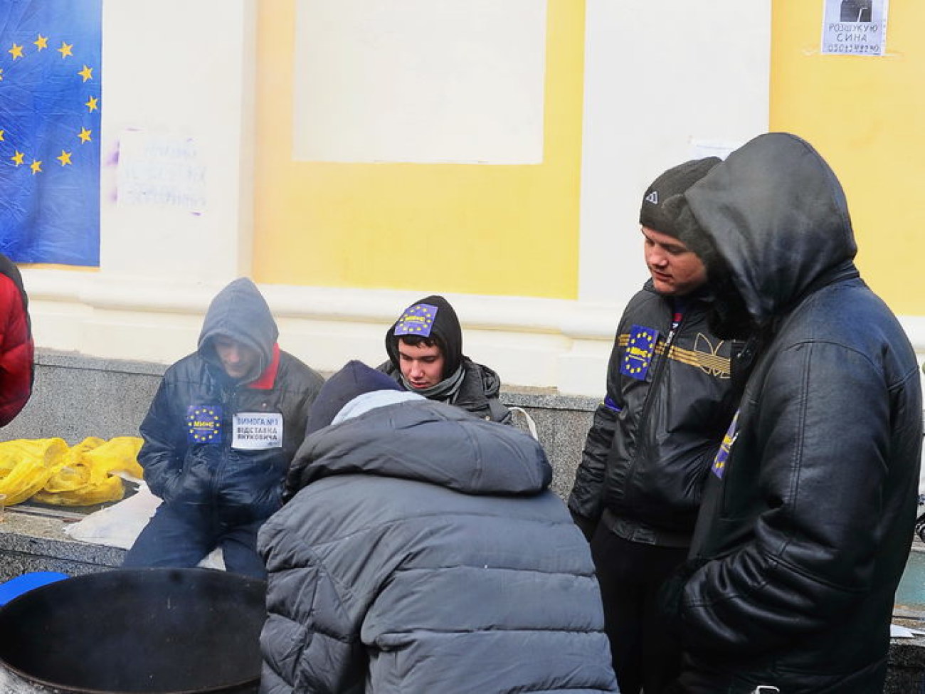 На Майдане появились листовки с именами судей, осудивших митингующих, 5 декабря 2013г.