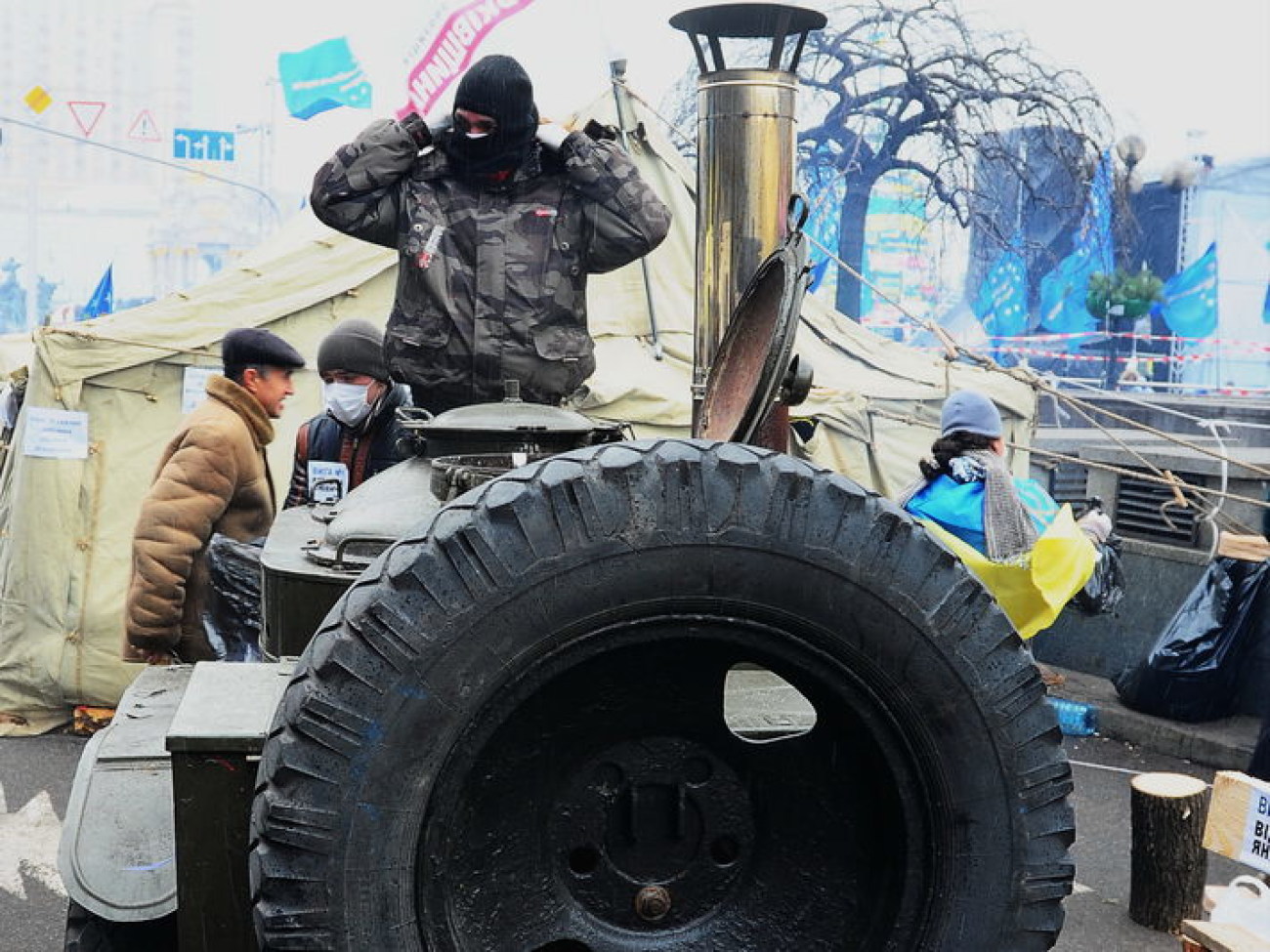 На Майдане появились листовки с именами судей, осудивших митингующих, 5 декабря 2013г.