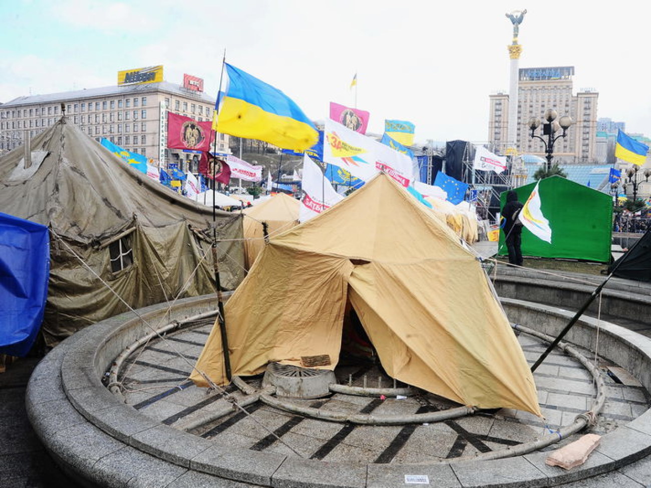 На Майдане появились листовки с именами судей, осудивших митингующих, 5 декабря 2013г.